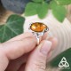 Bague Ellea argent 925 et Ambre tenue dans la main, focus sur les feuilles sculptées, inspiration Seigneur des Anneaux.
