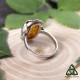 Vue de l’arrière de la bague Ellea en argent 925, montrant la monture et le revers de la pierre d’Ambre.