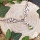 Collier elfique Odalyne argenté et pierre Péridot, vue de côté, bijou inspiré d'Arwen du Seigneur des Anneaux, style féerique