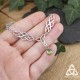 Collier Odalyne, noeuds celtiques et Péridot vert, posé sur main de femme pour vue à l'échelle, bijou féerique