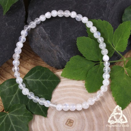 Bracelet Rehyn Lumière Elfique en perles de Péristérite blanche, vu du dessus sur fond nature, style elfique et féerique