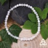Bracelet Rehyn Lumière Elfique en perles de Péristérite blanche, vu du dessus sur fond nature, style elfique et féerique