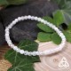 Gros plan sur les perles de Péristérite blanche du bracelet Rehyn Lumière Elfique sur fond bois et ardoise, bijou pour mariage