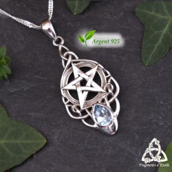 Pendentif Celtic Witch en argent 925 avec pentacle celtique et Topaze bleue, monté sur chaîne, vue de face sur fond ardoise