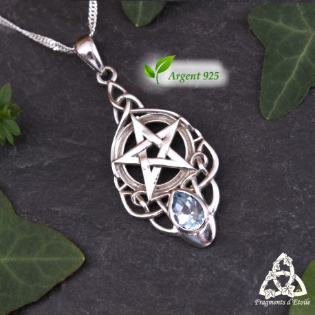 Pendentif Celtic Witch en argent 925 avec pentacle celtique et Topaze bleue, monté sur chaîne, vue de face sur fond ardoise