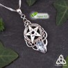 Pendentif Celtic Witch en argent 925 avec pentacle celtique et Topaze bleue, monté sur chaîne, vue de face sur fond ardoise