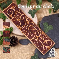 Marque page artisanal en cuir Valaryn - vue principale, style elfique et Art Nouveau, cadeau lecteur