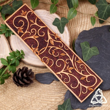 Marque page en cuir Valaryn version marron et nature - vue principale, volutes elfique et Art Nouveau, style naturel