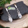 Boucles d’oreilles celtiques Lúmena en argent 925 avec cabochons de Péristérite, vue de face sur fond ardoise, bois et feuilles