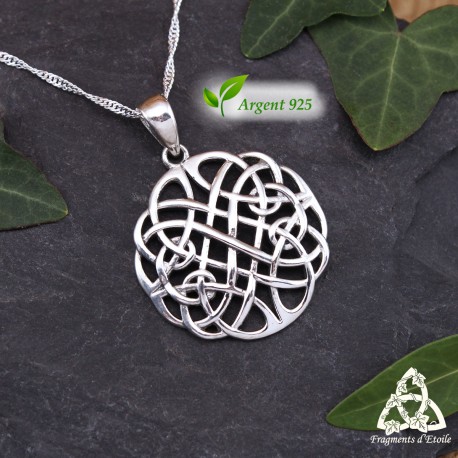 Pendentif Caldaer en argent 925, cercle celtique ajouré et chaine torsadée, vue de face sur fond ardoise