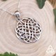 Pendentif Caldaer en argent 925 vu de côté, entrelacs celtiques ajourés sur fond bois clair, collier ésotérique homme ou femme
