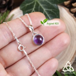 Pendentif féerique Ulydh en argent 925 et Améthyste - bijou posé sur main de femme pour vue en taille réelle