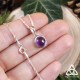 Pendentif Ulydh en argent 925 et Améthyste violette  - bijou posé sur main de femme pour vue en taille réelle, style elfique