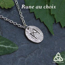 Collier artisanal Thorolf : Rune viking gravée à la main sur un ovale de bronze argenté texturé bois. Bijou médiéval féerique.