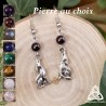 Boucles d’oreilles avec petit loup argenté et Grenat rouge foncé, pierre naturelle au choix, sur fond de bois et de végétaux