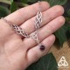 	Collier Odalyne, noeuds celtiques et Grenat rouge, posé sur main de femme pour vue à l'échelle