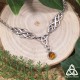 Collier féerique Odalyne version Ambre - volutes elfiques argentées - bijou vu de face posé sur fond naturel