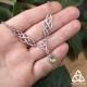Collier elfique Odalyne avec Péridot vert clair et entrelacs argentées - bijou féerique posé sur main de femme